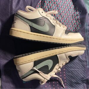 Nike Low-Top Sneakers in Cream, Black & Mint